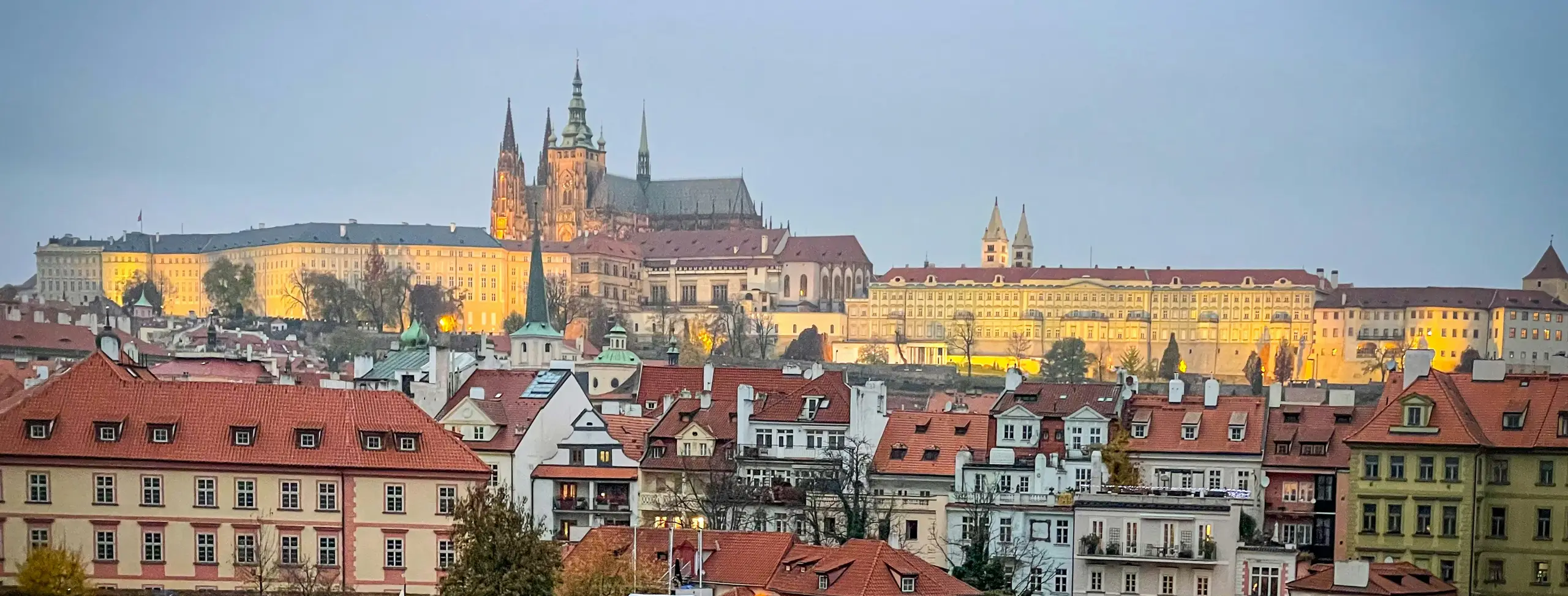 Le château de Prague et Malá Strana vus depuis la Vltava, au crépuscule.