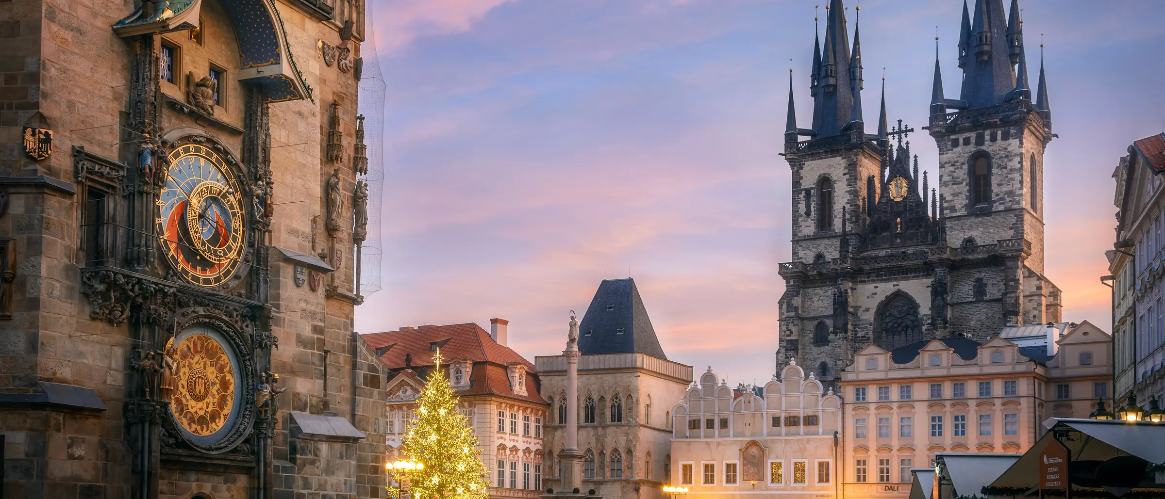 La place de la Vieille-Ville de Prague au lever du jour, l’horloge astronomique et l’église Notre-Dame-du-Týn.