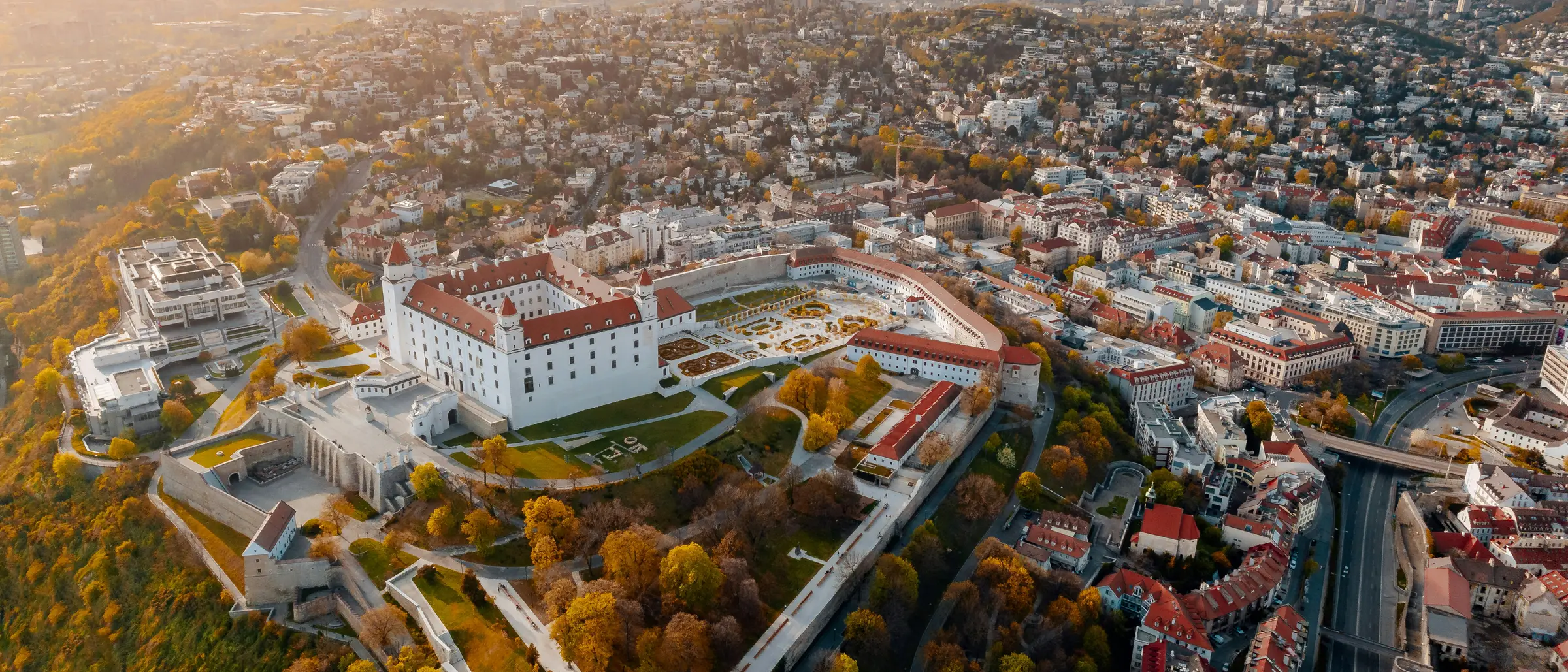 Le château de Bratislava et la vieille ville vus du ciel, en automne.