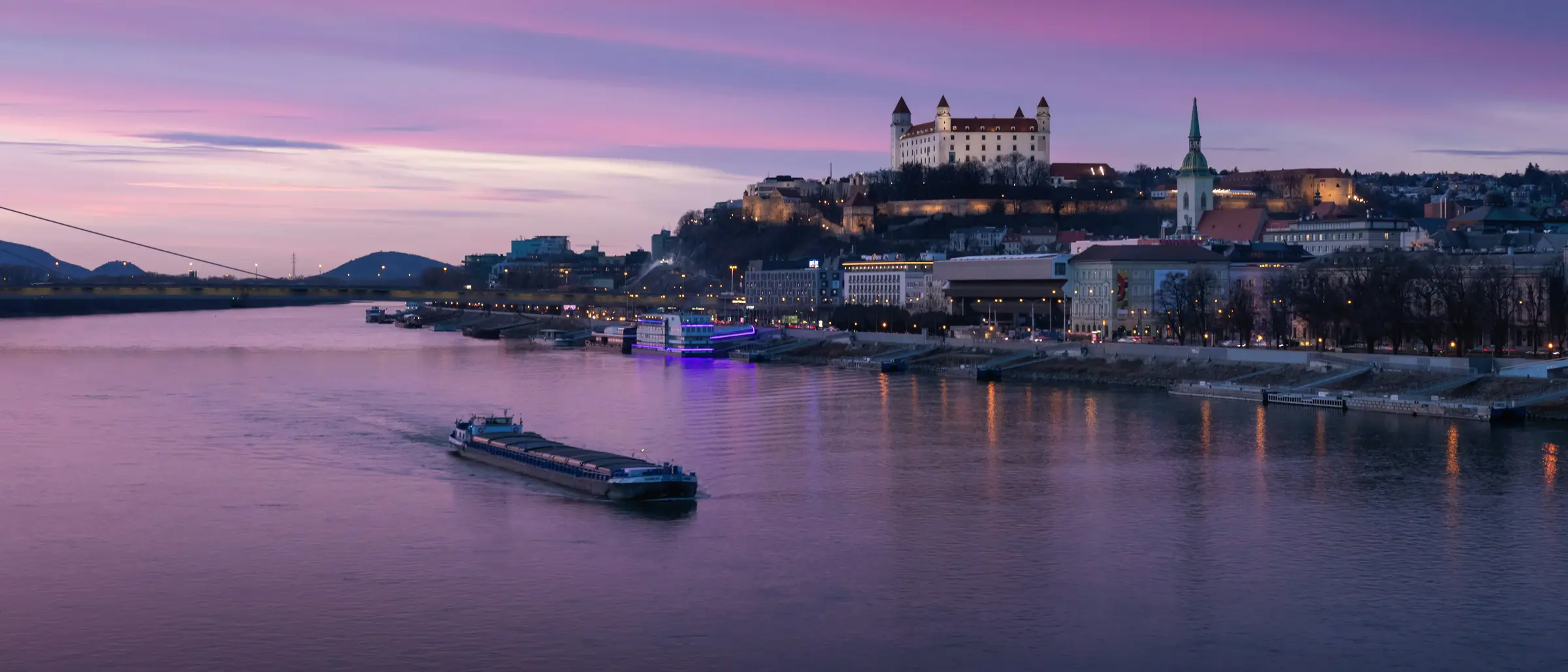 Le château de Bratislava et la cathédrale Saint-Martin au-dessus du Danube, au coucher du soleil.