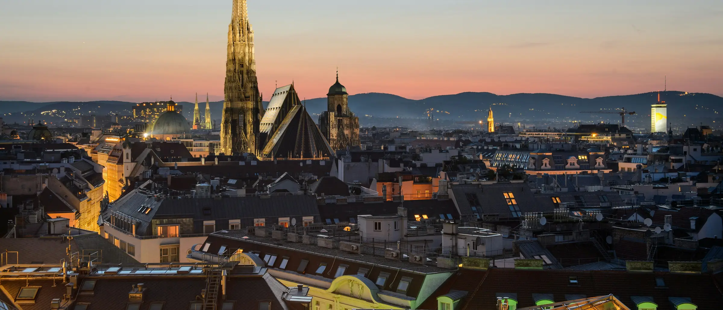 La cathédrale Saint-Étienne dominant les toits de Vienne au crépuscule.