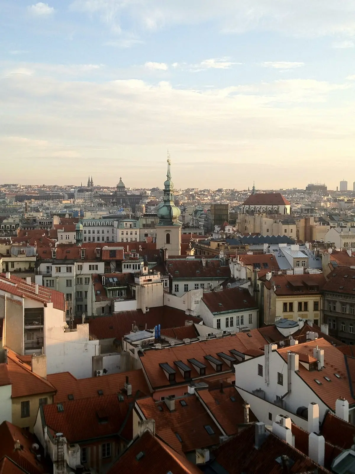 Střechy pražského Starého Města za soumraku