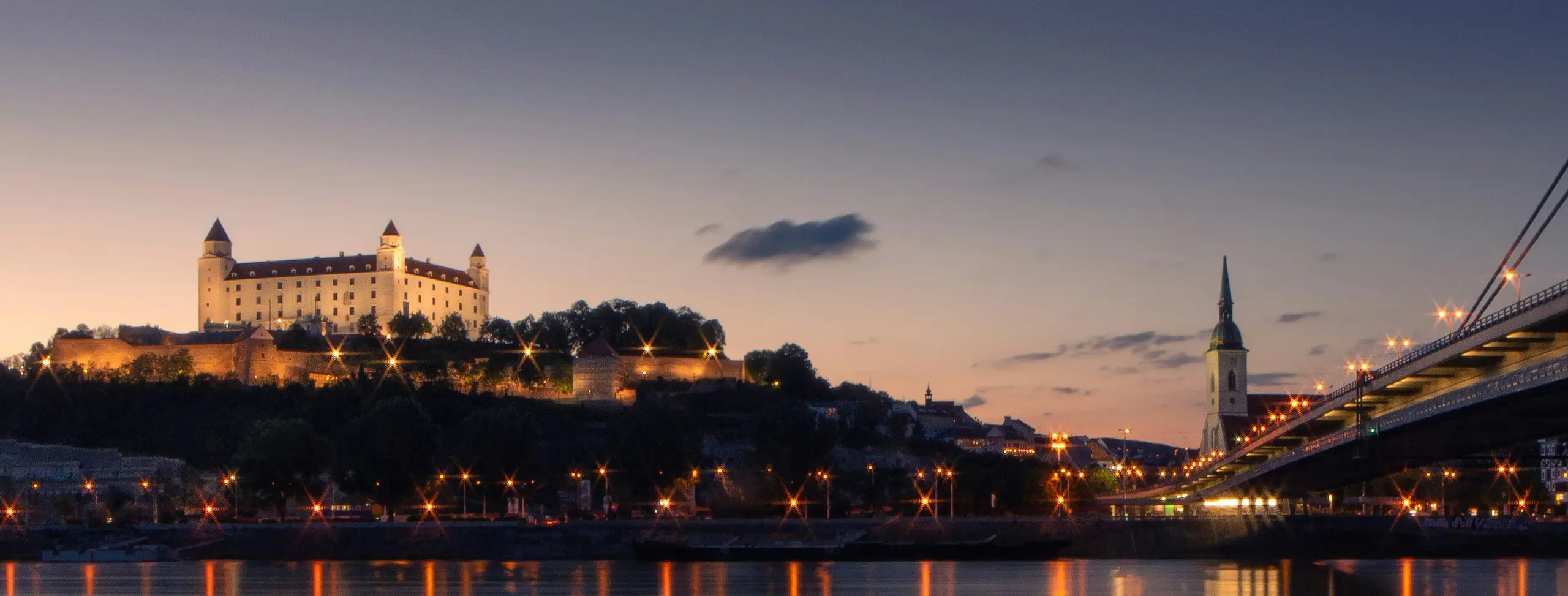 Le château de Bratislava au-dessus du Danube, au crépuscule.