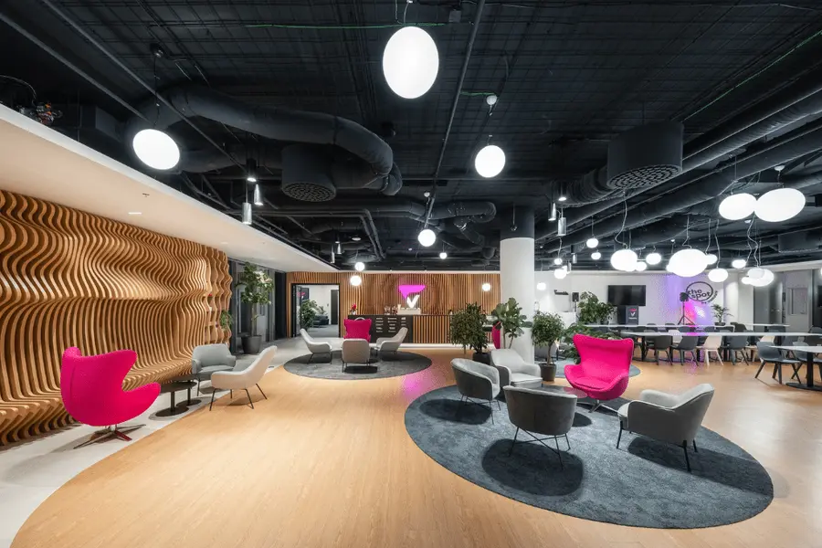 Espace de réunion contemporain, sièges en îlots.