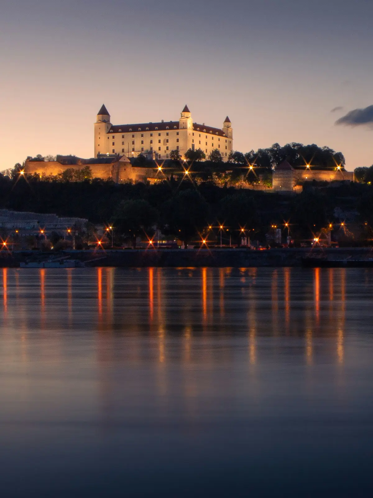 Le château de Bratislava au-dessus du Danube, au crépuscule.